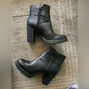 Women’s black straps with chunky heel size 7 super comfortable no brand name